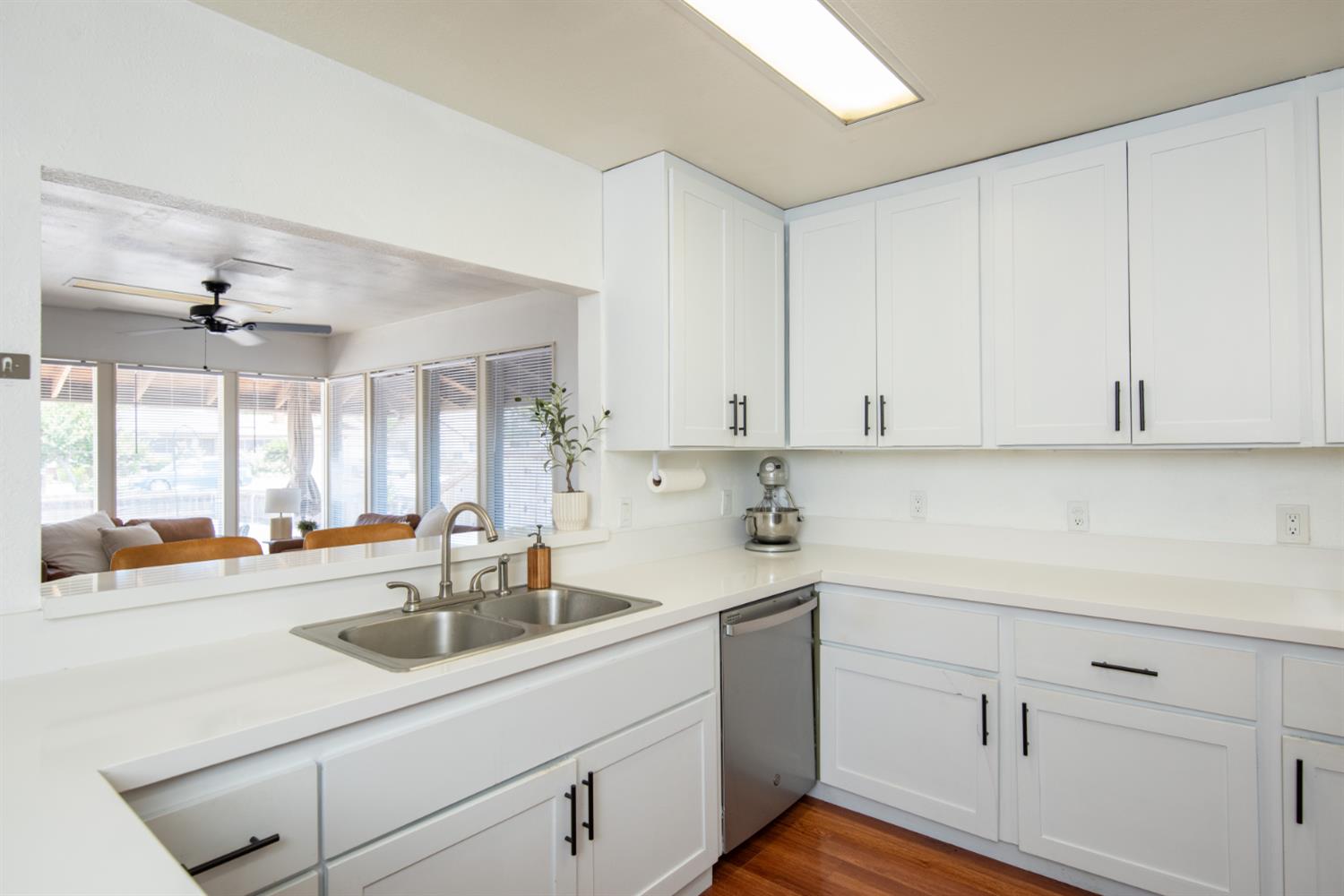 1415 Oklahoma Ave, Escalon, CA 95320