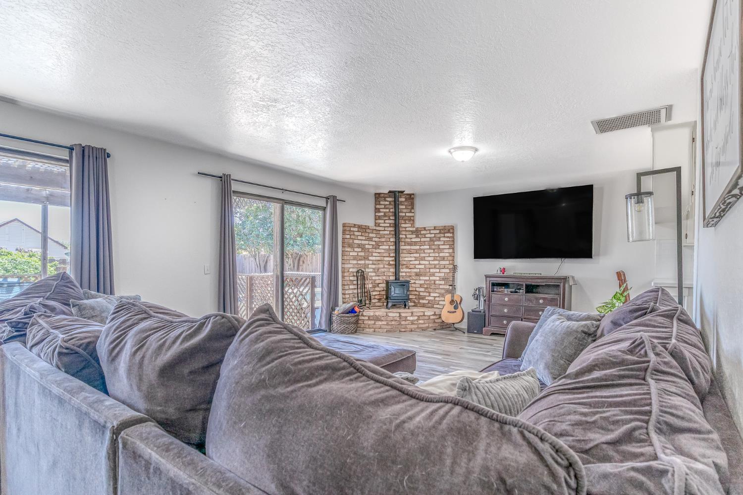 428 N Western Ave, Waterford, CA 95386