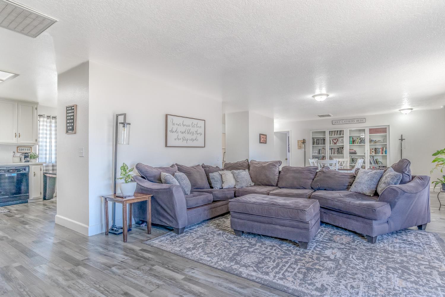 428 N Western Ave, Waterford, CA 95386