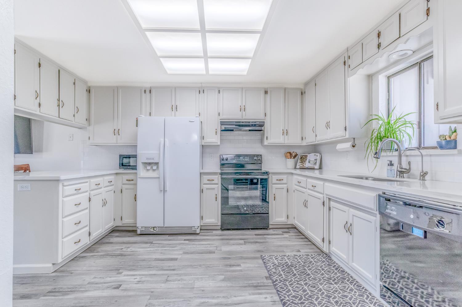 428 N Western Ave, Waterford, CA 95386