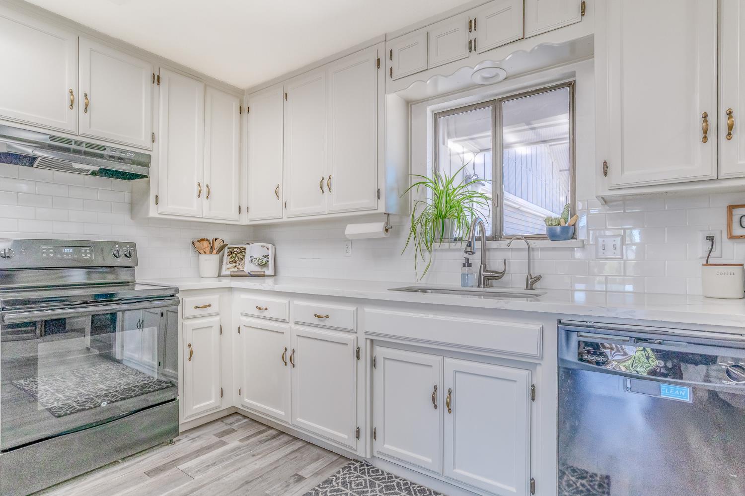 428 N Western Ave, Waterford, CA 95386