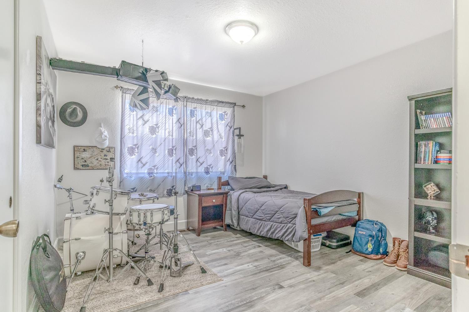 428 N Western Ave, Waterford, CA 95386
