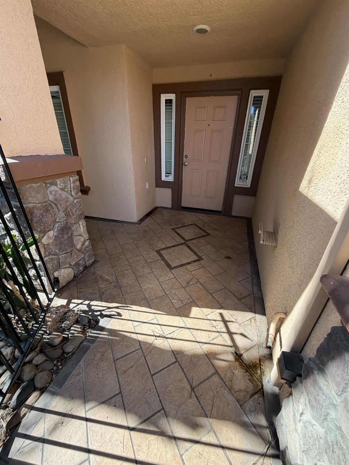 2825 Donner Trl, Riverbank, CA 95367