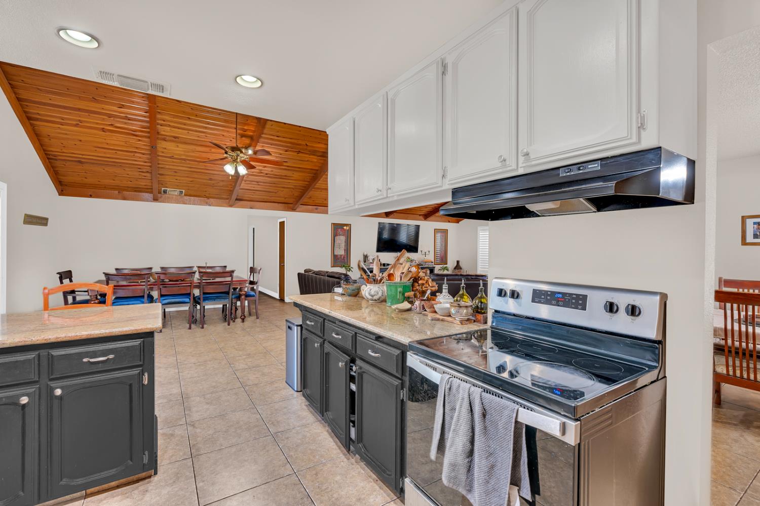 16448 Monreal Rd, Madera, CA 93636