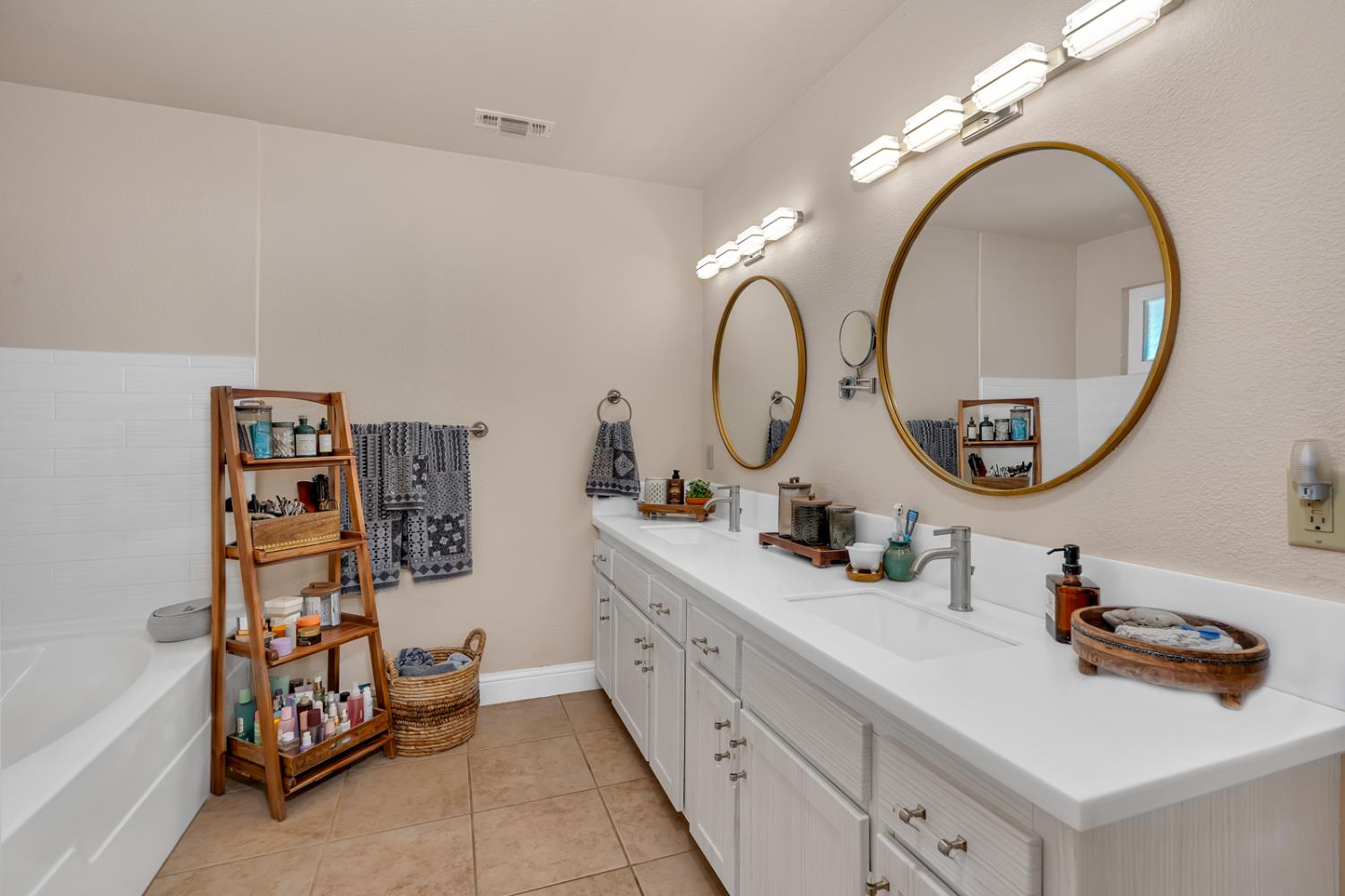 16448 Monreal Rd, Madera, CA 93636