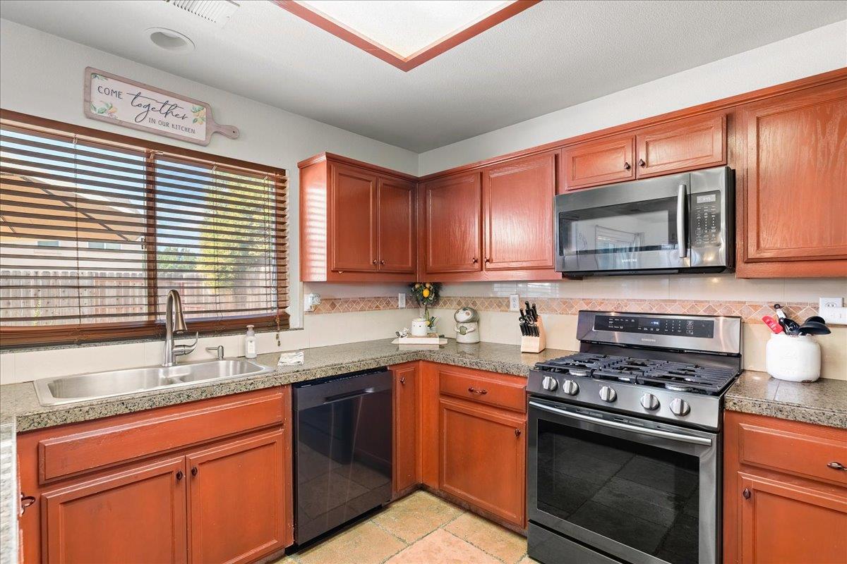 2518 Novi Dr, Riverbank, CA 95367
