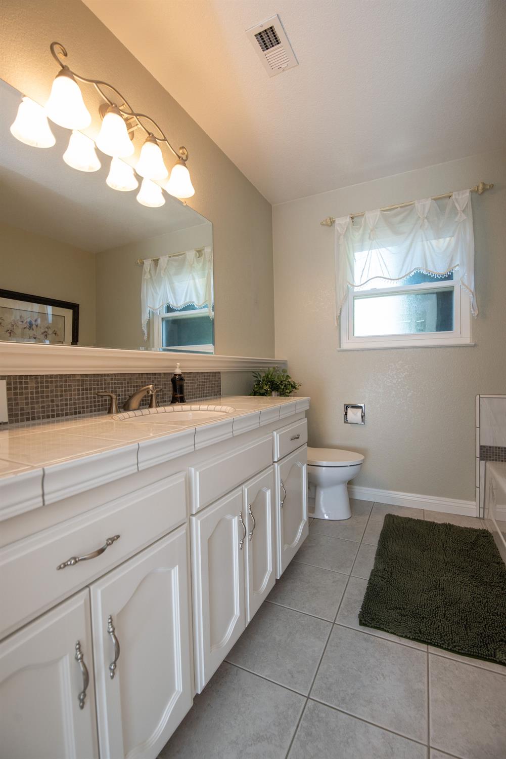 631 Baker Dr, Ripon, CA 95366