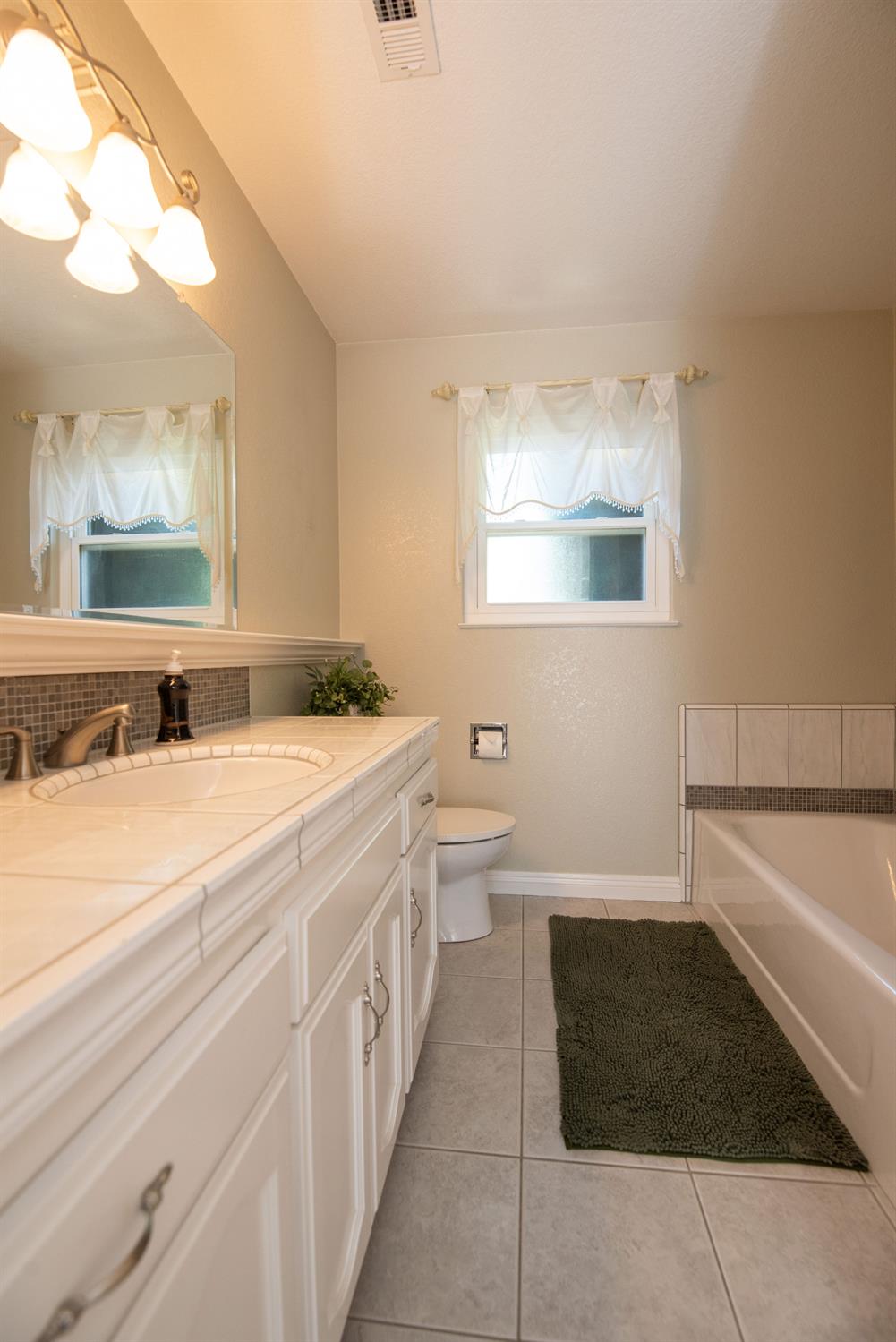 631 Baker Dr, Ripon, CA 95366