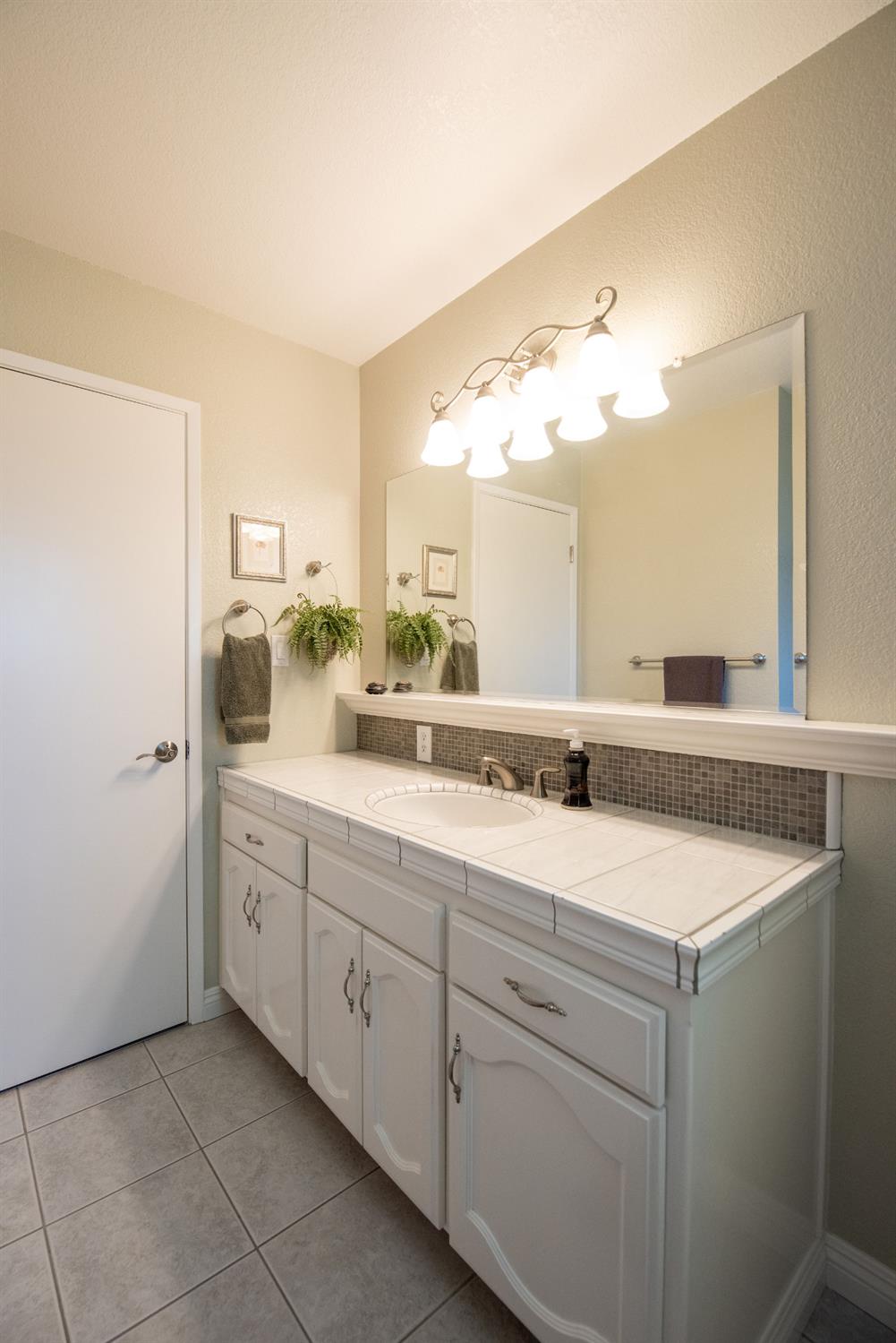 631 Baker Dr, Ripon, CA 95366