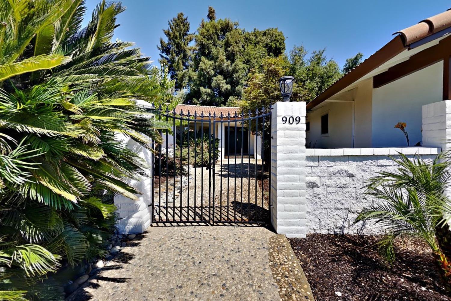 909 Newcastle Ct, Modesto, CA 95355