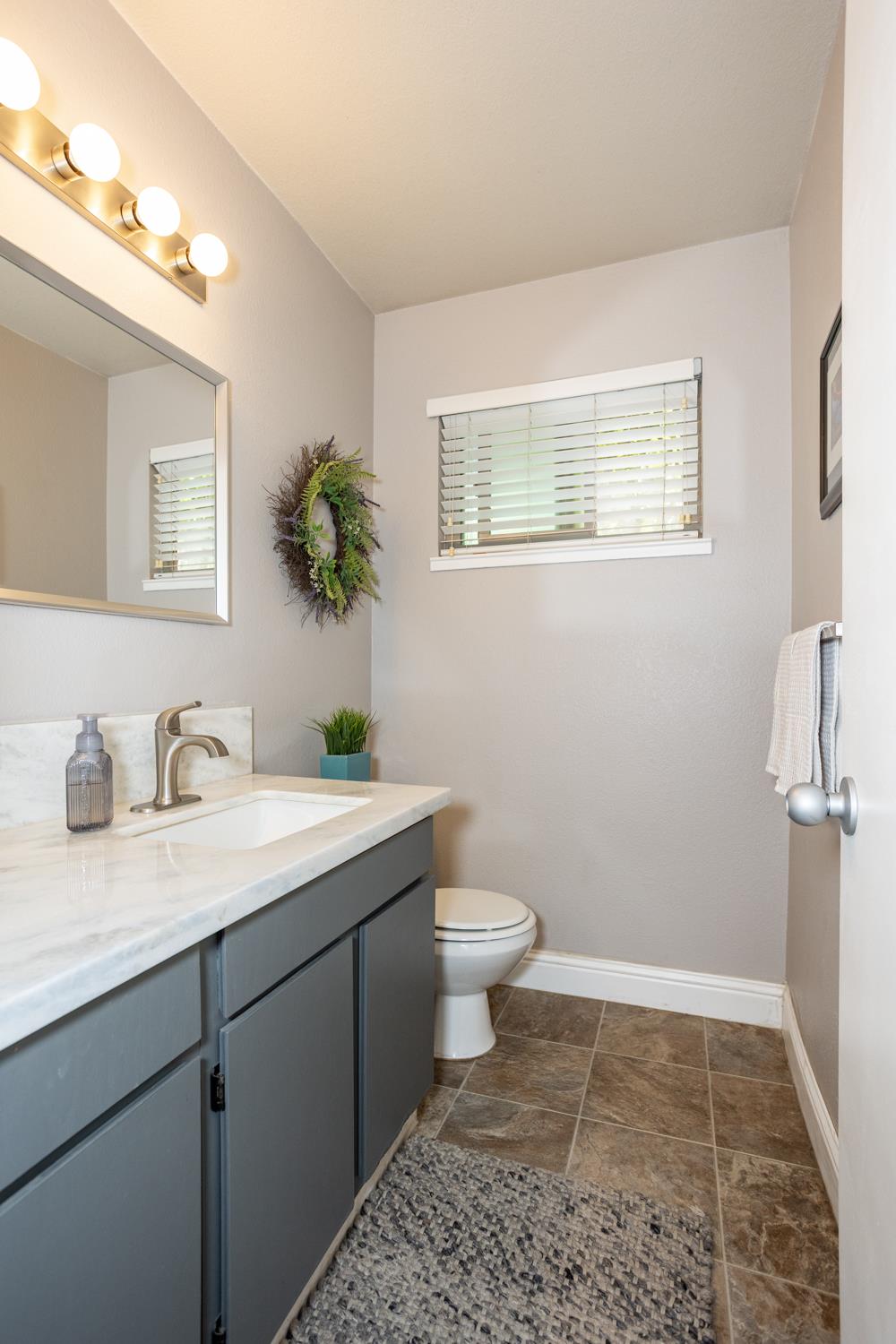 1527 Irwin Ave, Escalon, CA 95320