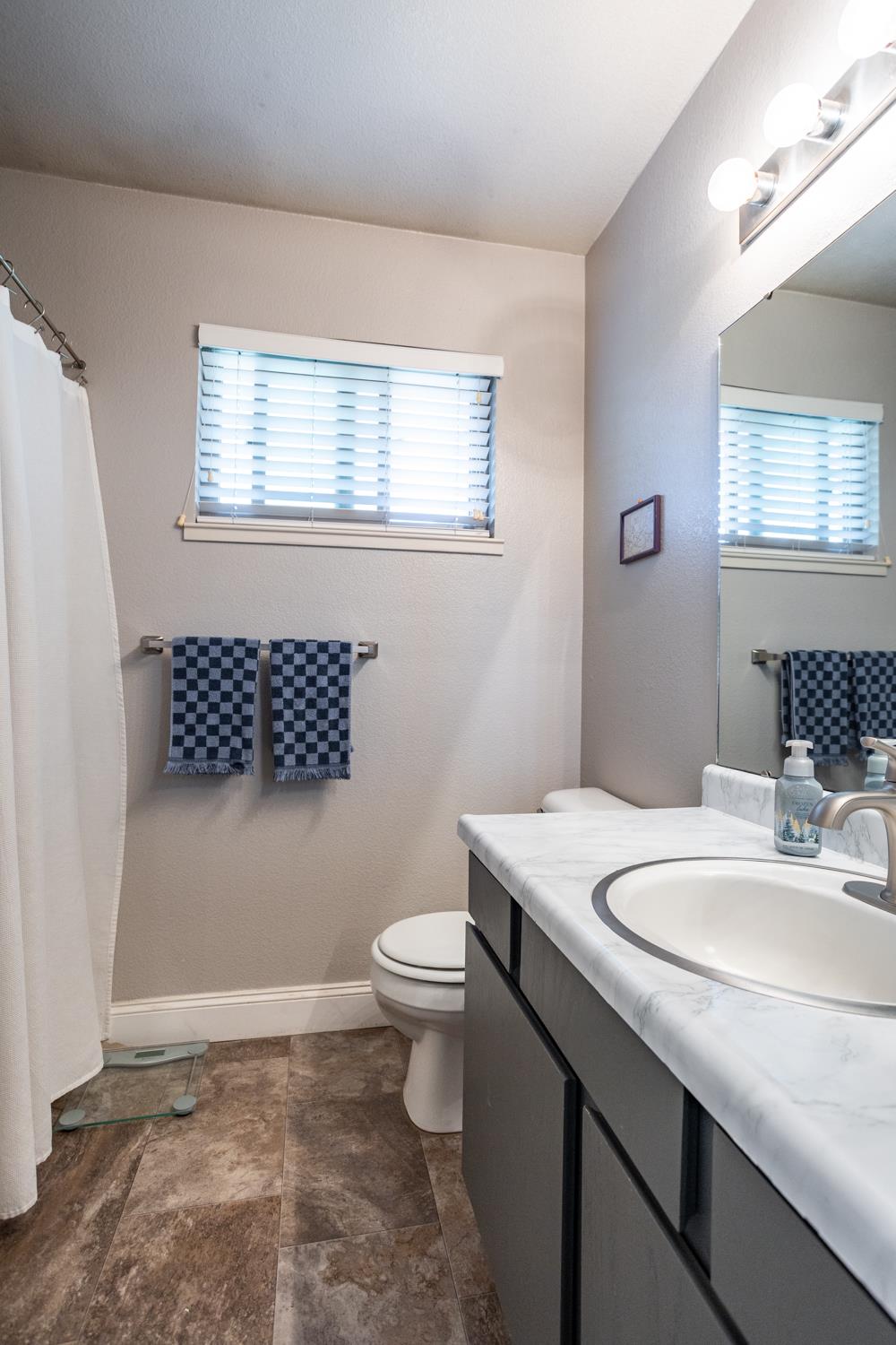 1527 Irwin Ave, Escalon, CA 95320