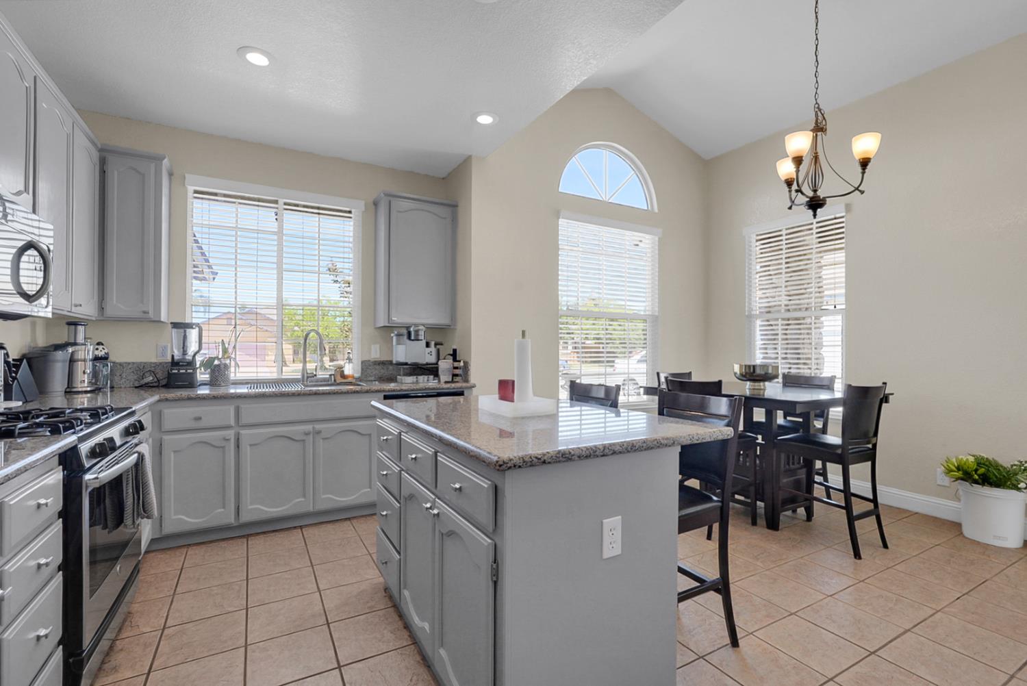 628 Mission Ridge, Manteca, CA 95337