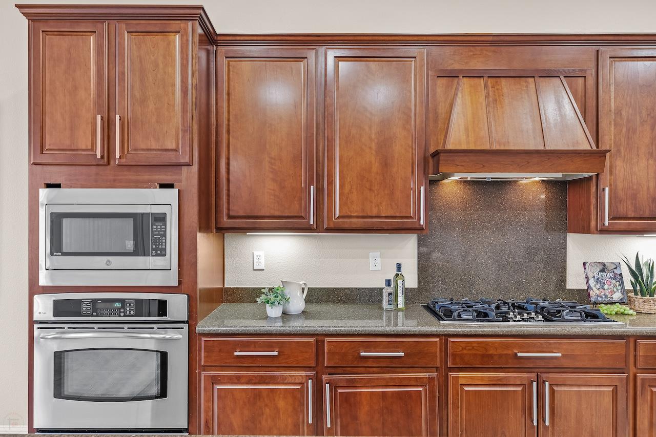 2498 Pepper Tree Ln, Manteca, CA 95336