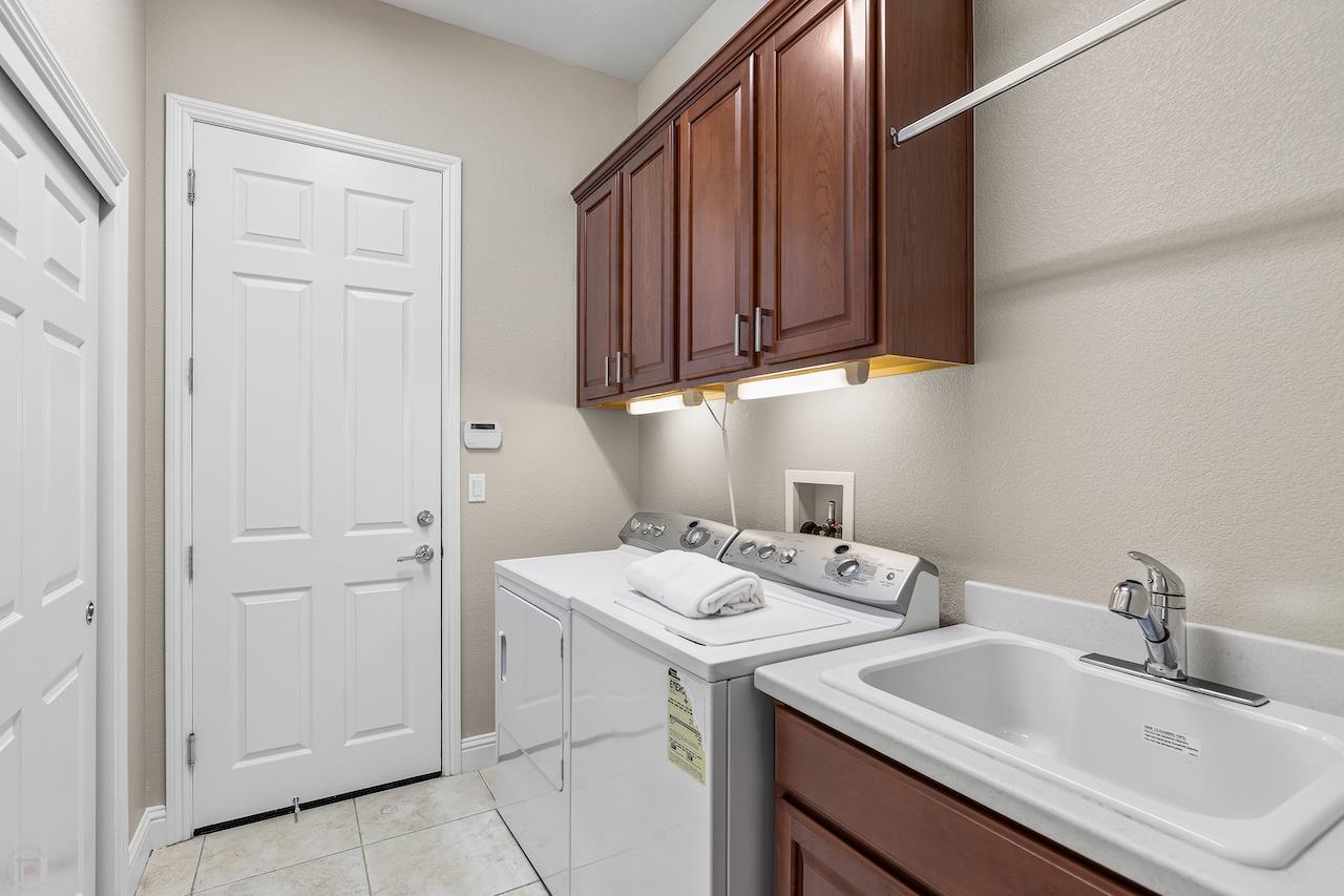2498 Pepper Tree Ln, Manteca, CA 95336