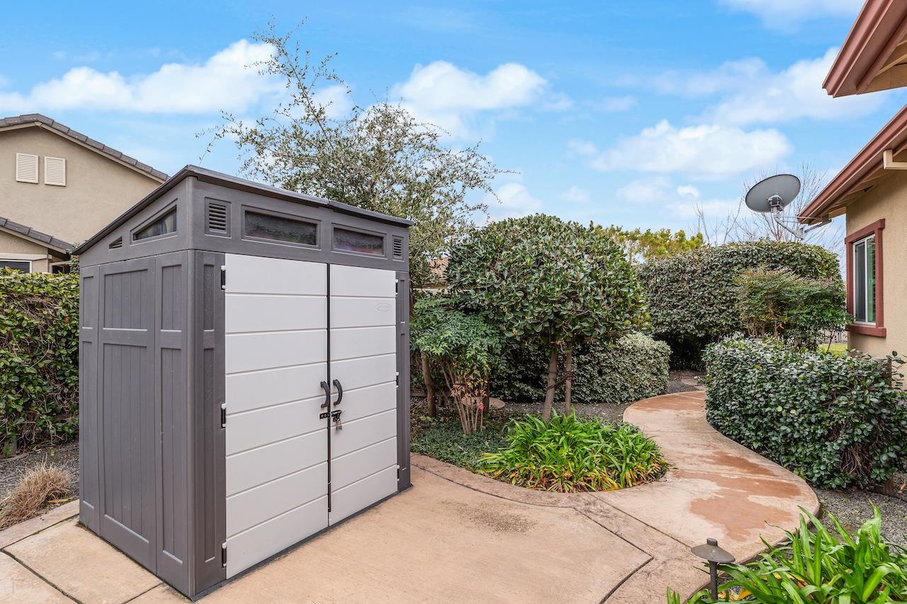 2498 Pepper Tree Ln, Manteca, CA 95336