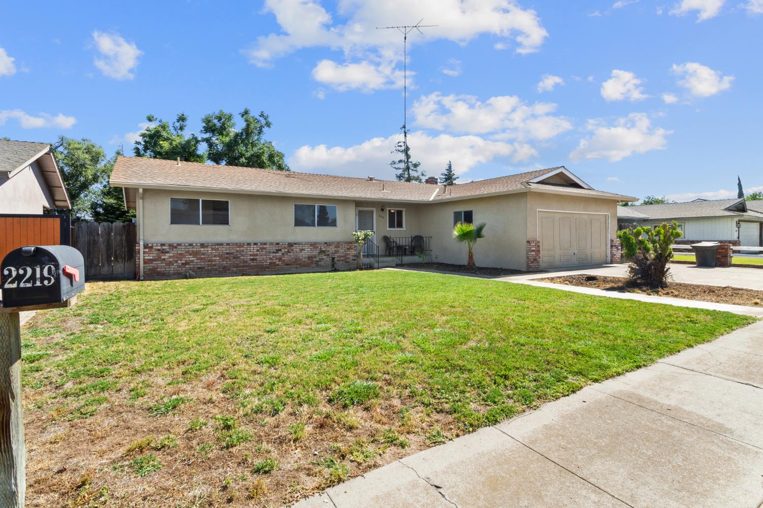 2219 Vernon Dr, Escalon, CA 95320