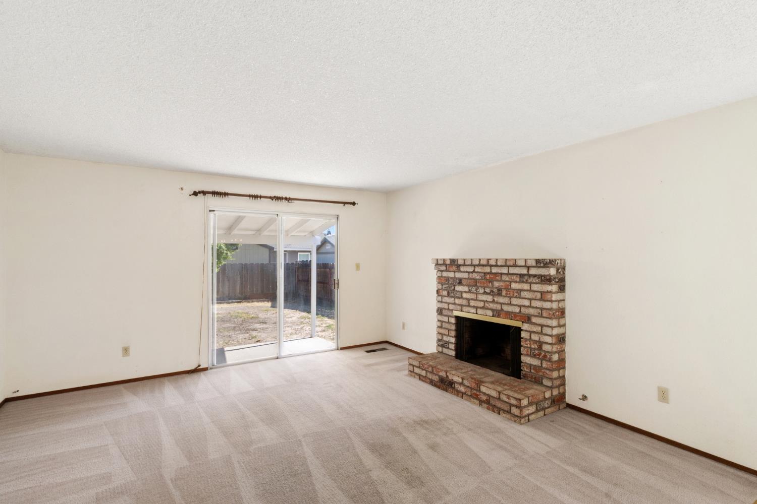 2219 Vernon Dr, Escalon, CA 95320