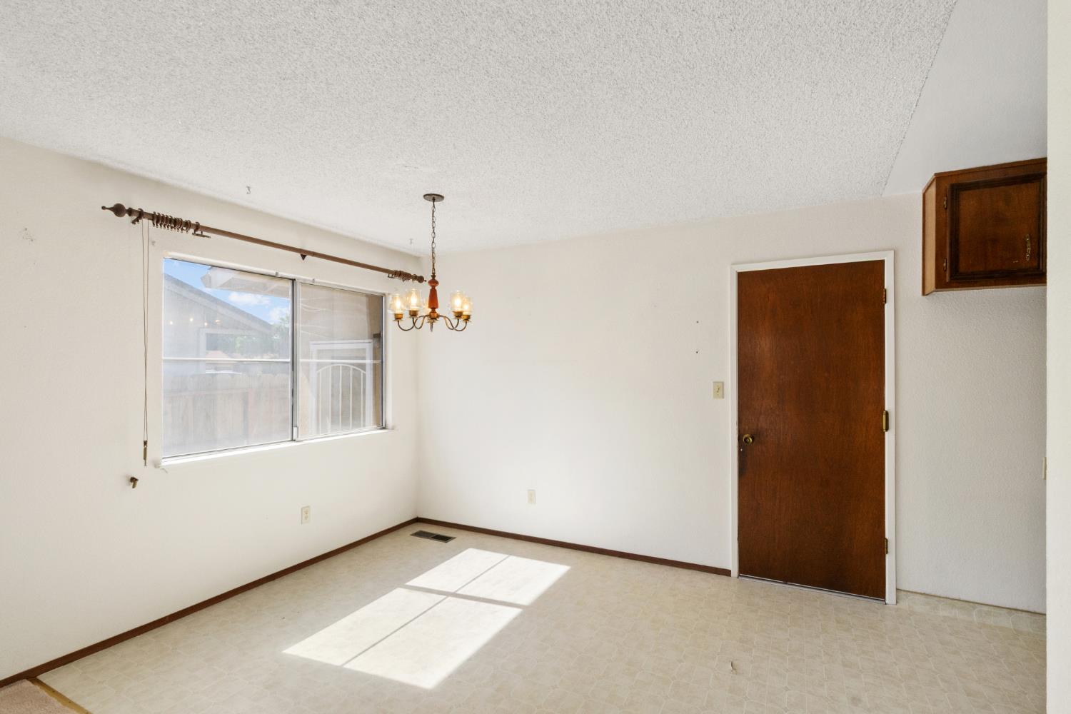 2219 Vernon Dr, Escalon, CA 95320