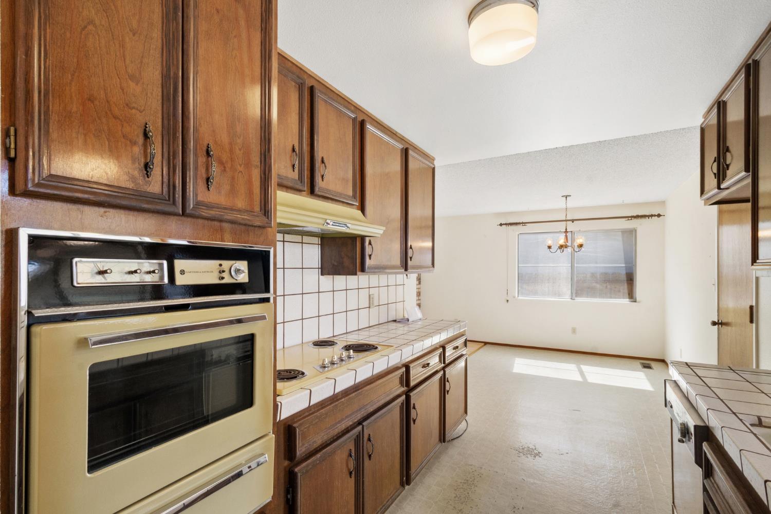 2219 Vernon Dr, Escalon, CA 95320