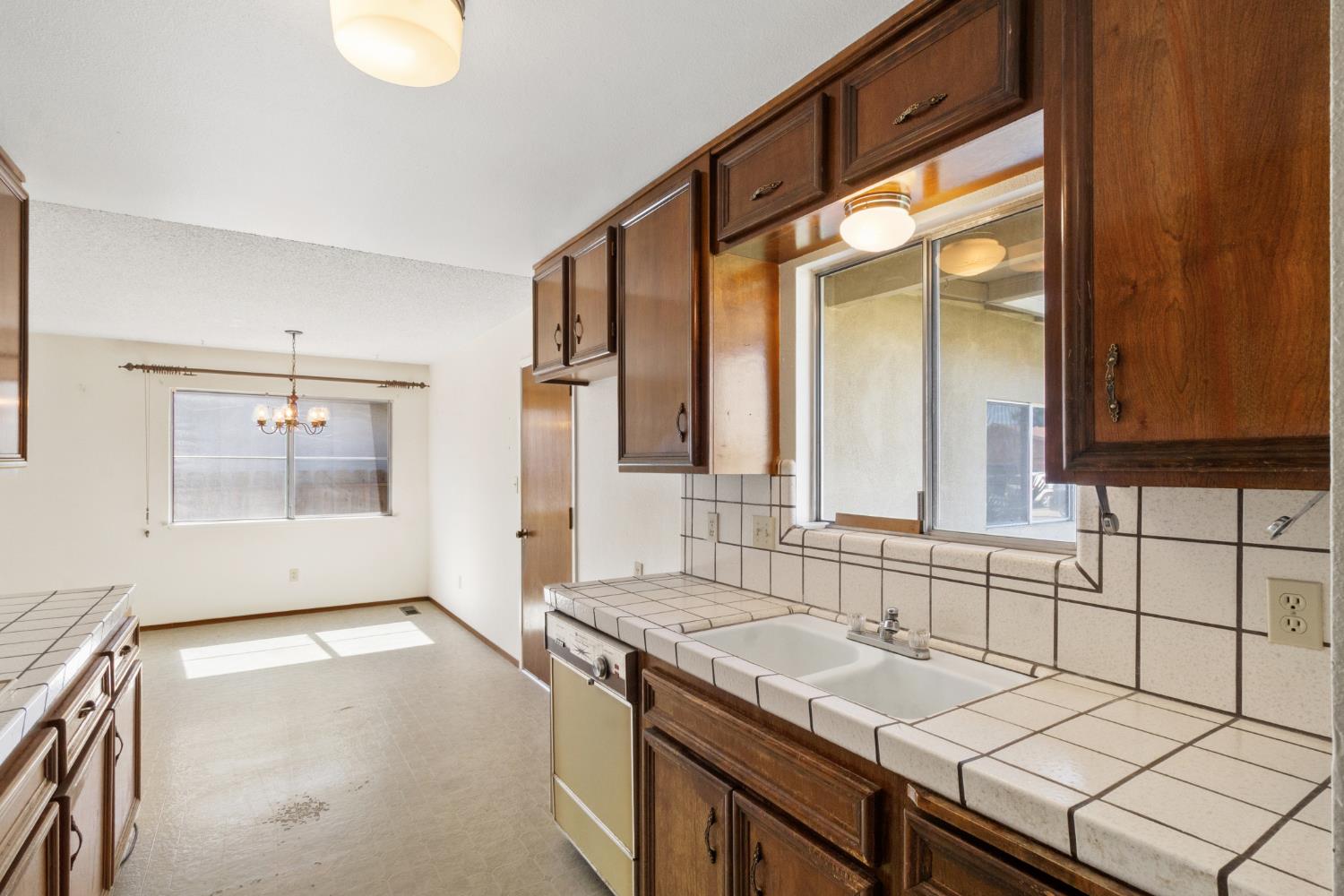 2219 Vernon Dr, Escalon, CA 95320
