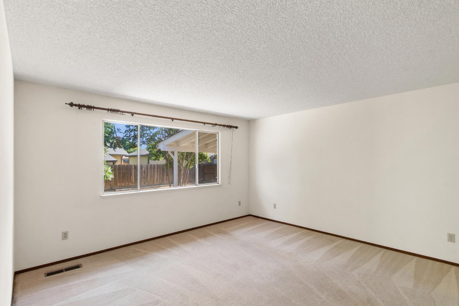 2219 Vernon Dr, Escalon, CA 95320