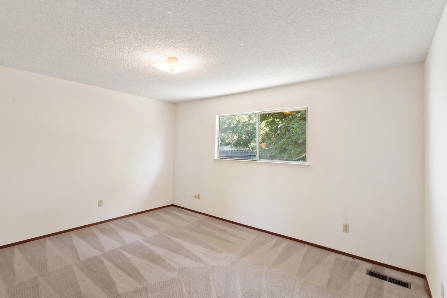 2219 Vernon Dr, Escalon, CA 95320