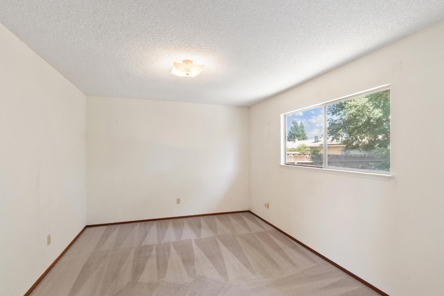 2219 Vernon Dr, Escalon, CA 95320