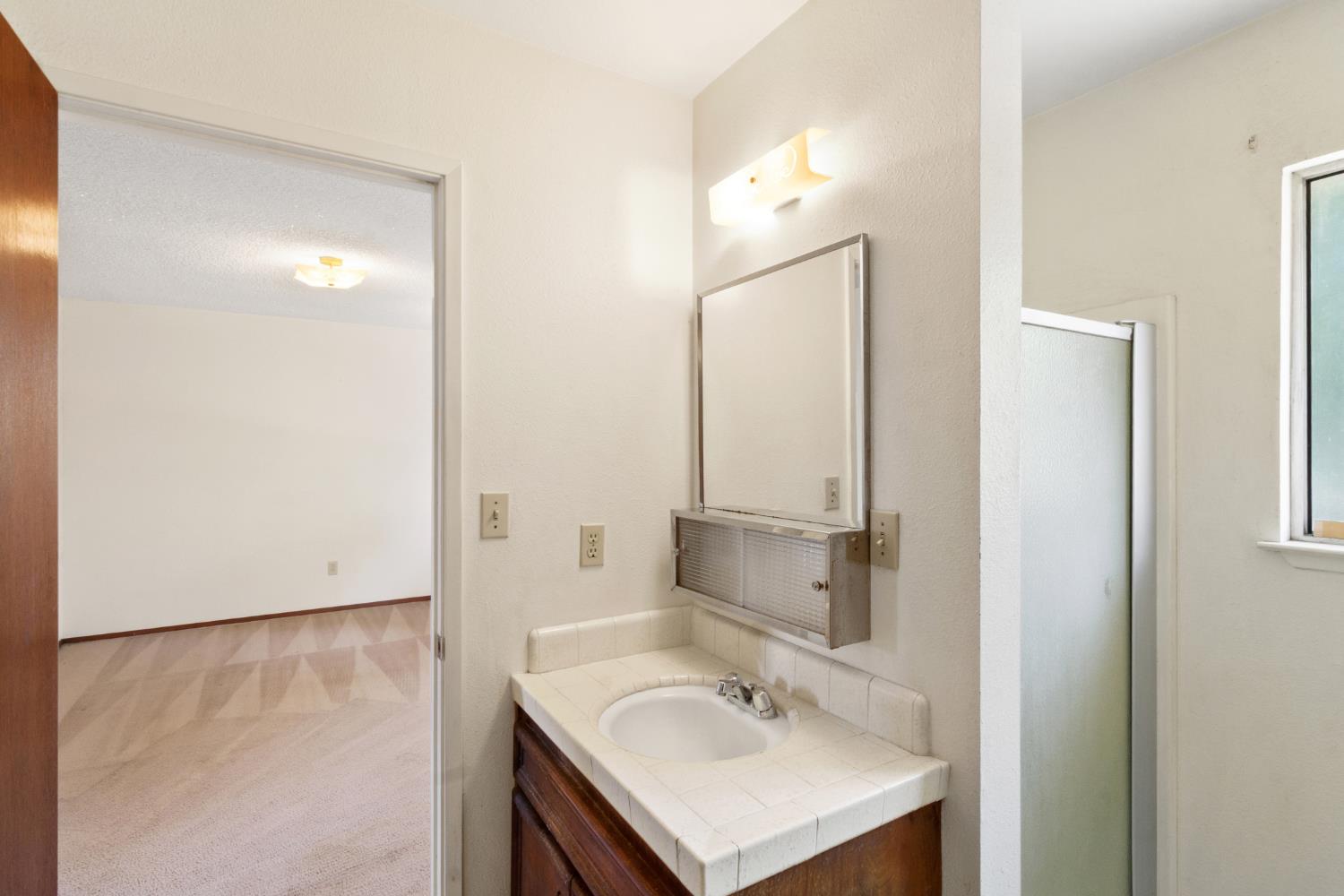 2219 Vernon Dr, Escalon, CA 95320