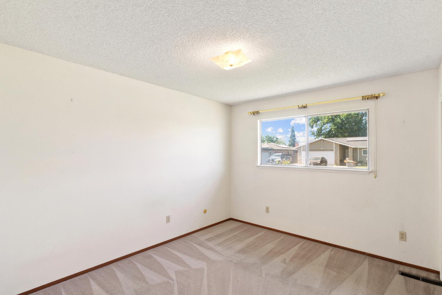 2219 Vernon Dr, Escalon, CA 95320