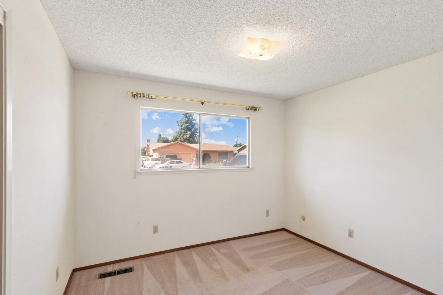 2219 Vernon Dr, Escalon, CA 95320