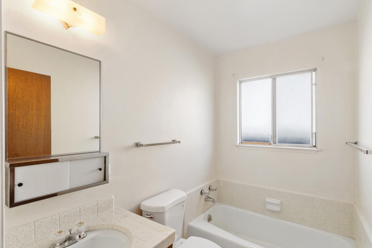 2219 Vernon Dr, Escalon, CA 95320