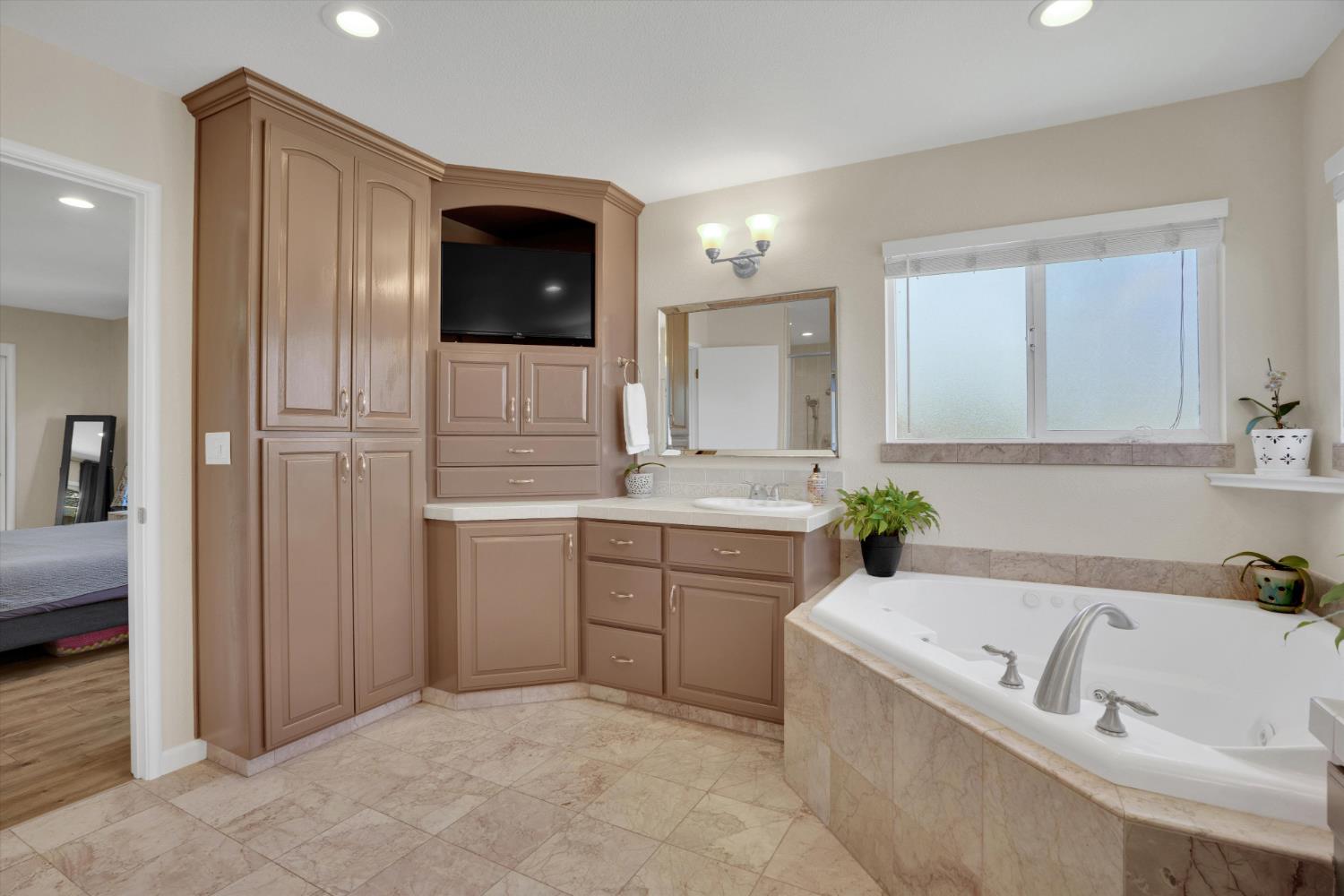 1177 Pine St, Manteca, CA 95336