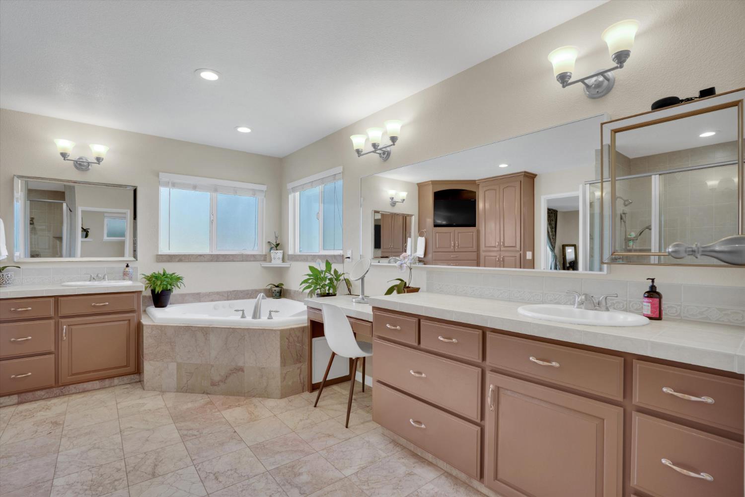 1177 Pine St, Manteca, CA 95336