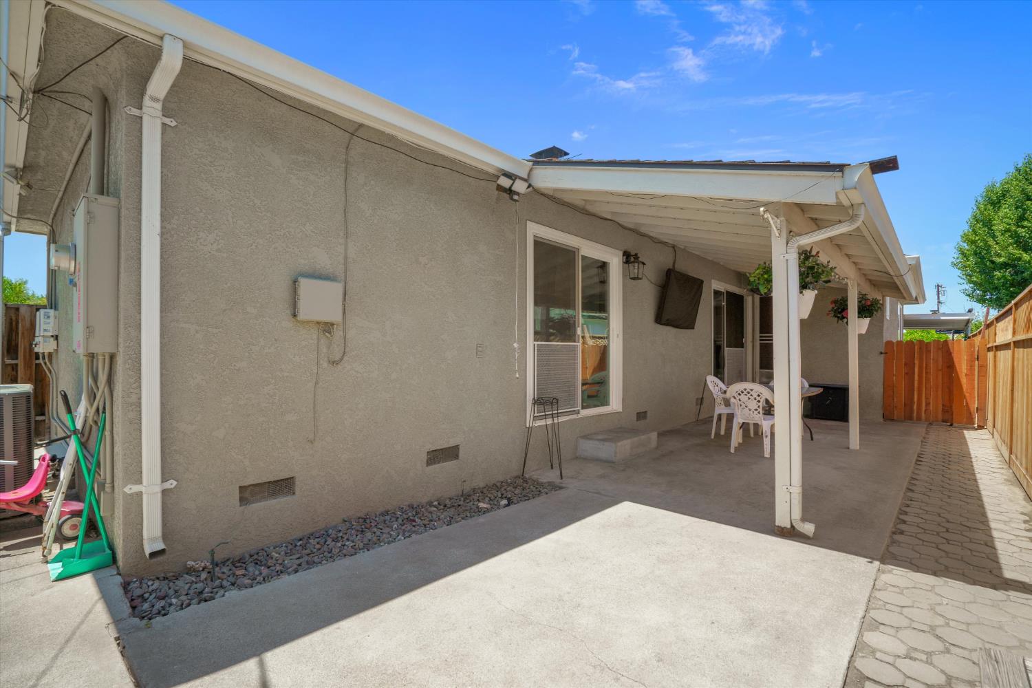 1177 Pine St, Manteca, CA 95336