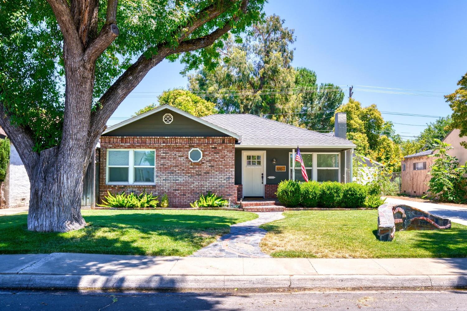 320 N Santa Cruz Ave, Modesto, CA 95354