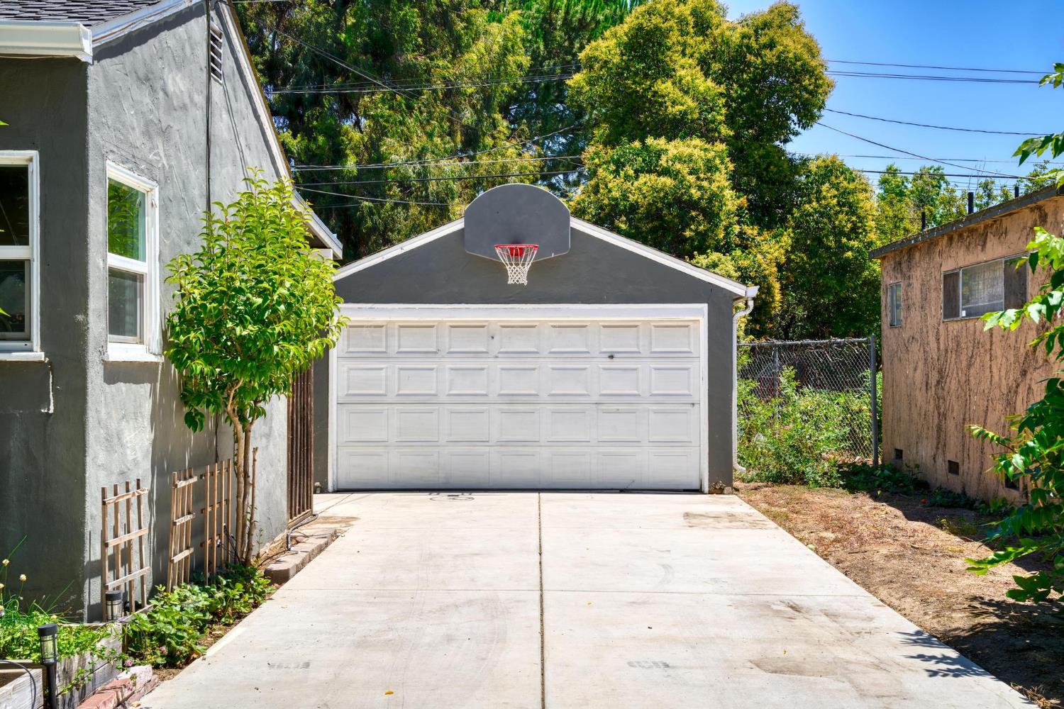 320 N Santa Cruz Ave, Modesto, CA 95354
