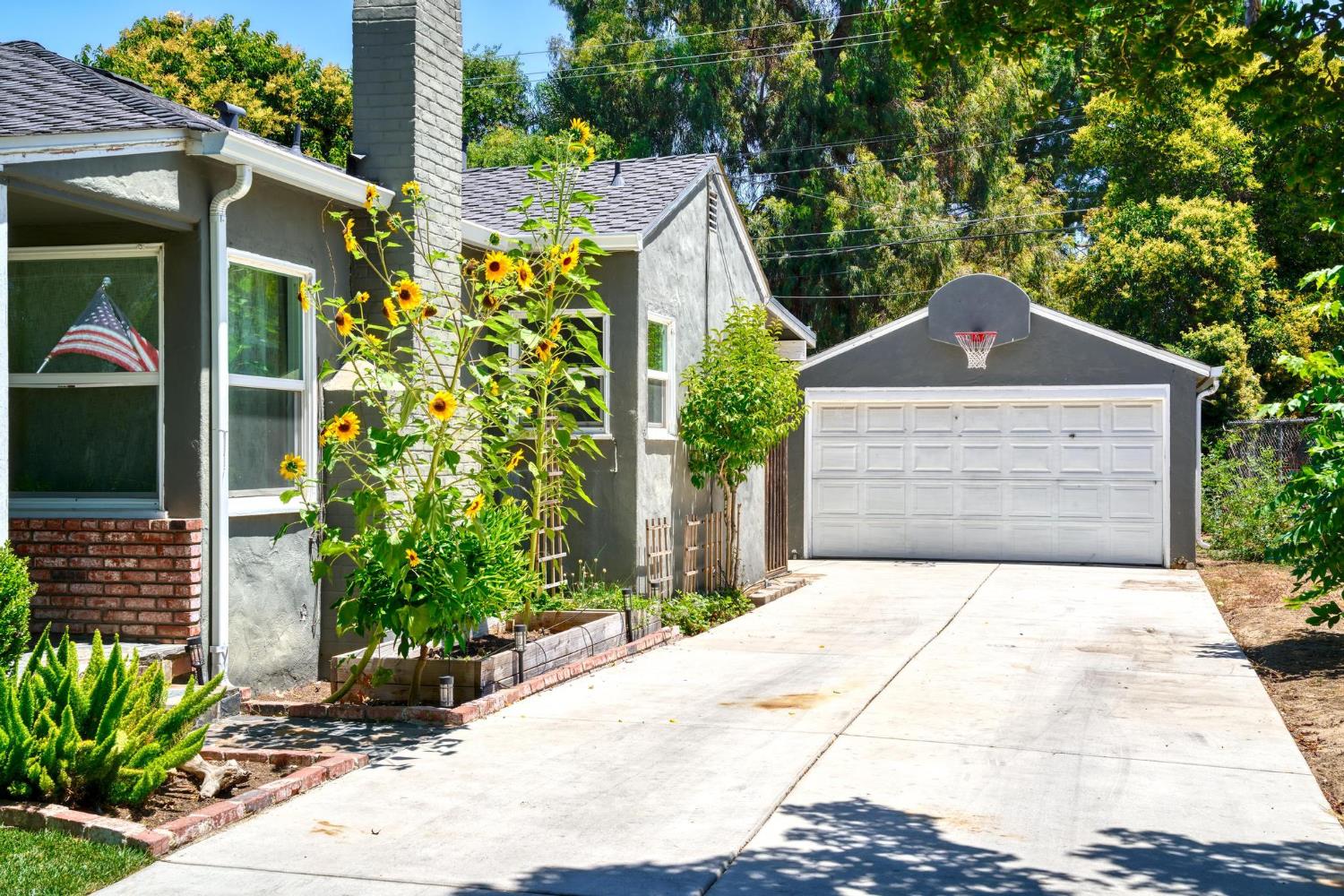 320 N Santa Cruz Ave, Modesto, CA 95354
