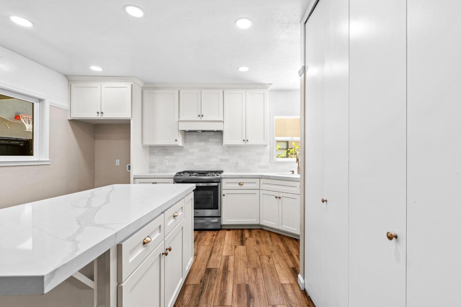 320 N Santa Cruz Ave, Modesto, CA 95354