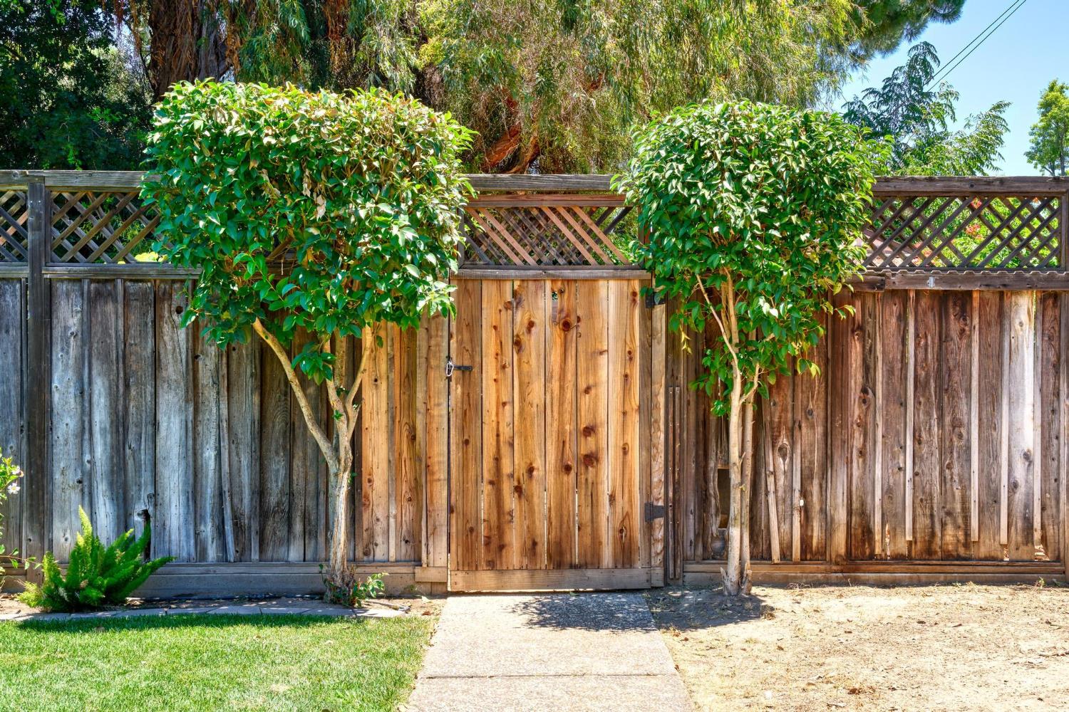 320 N Santa Cruz Ave, Modesto, CA 95354