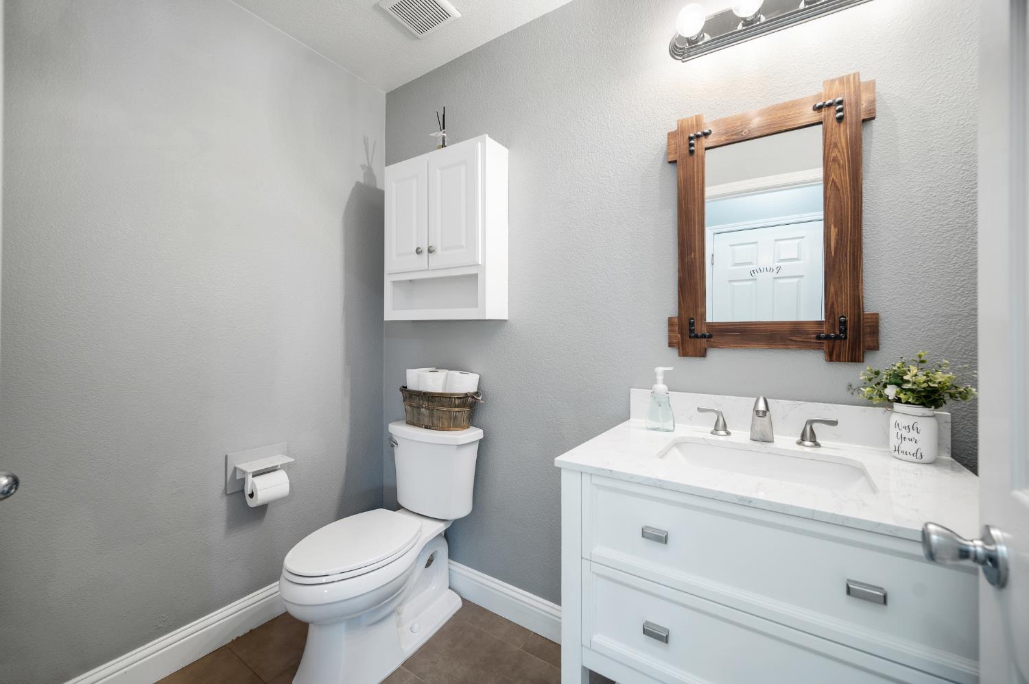 7005 Prelude Ln, Hughson, CA 95326