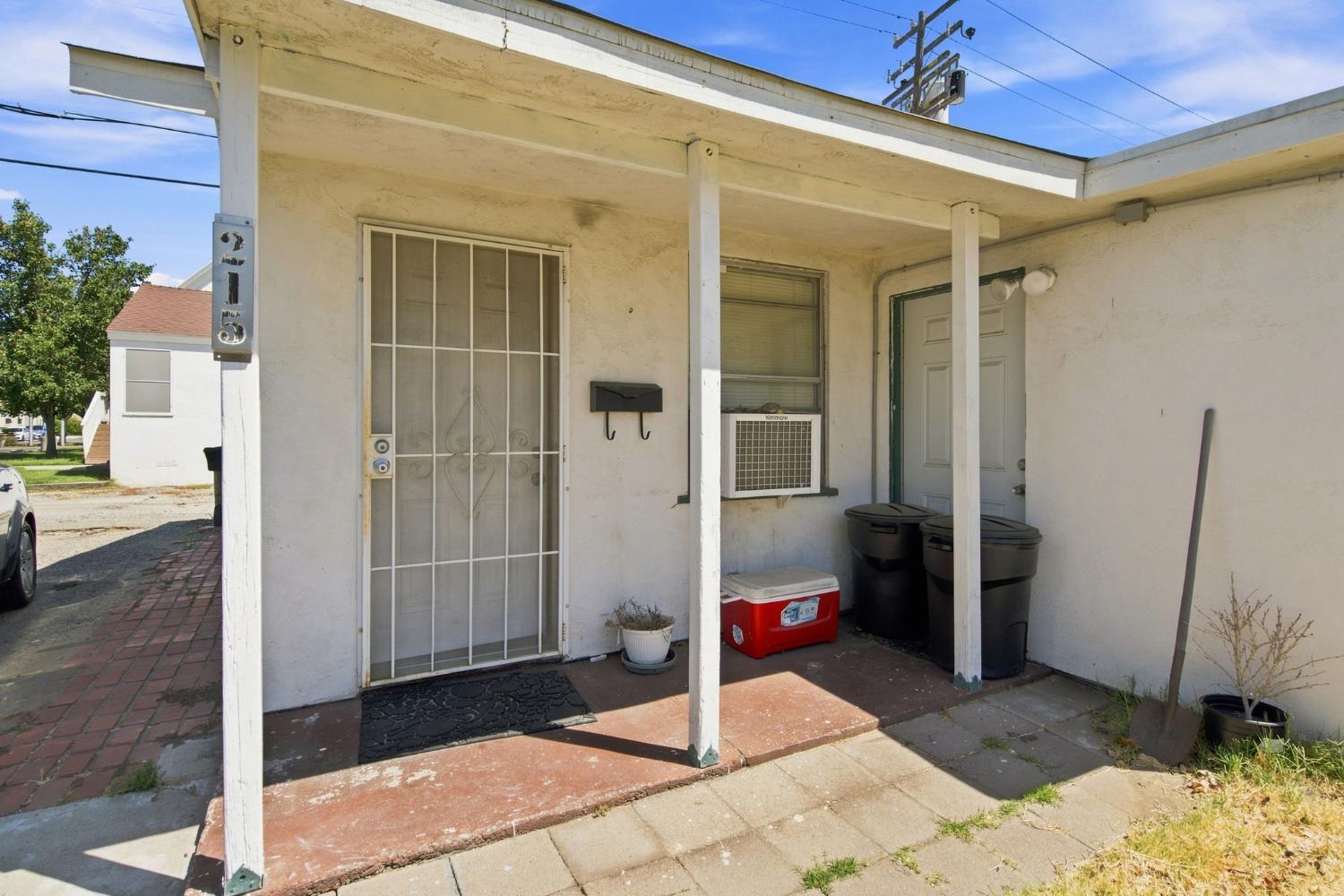 215 W 1st St, Ripon, CA 95366