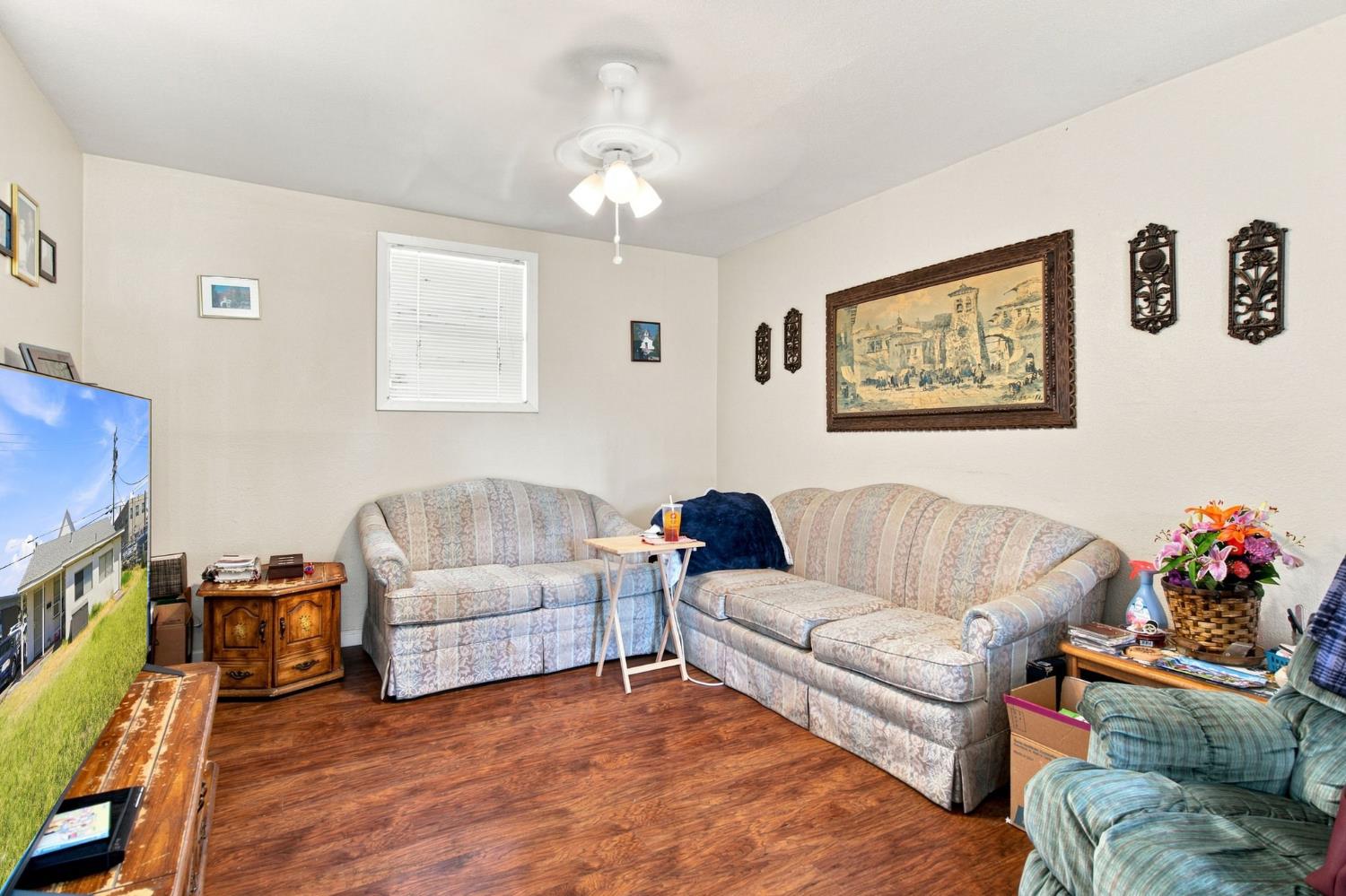 215 W 1st St, Ripon, CA 95366