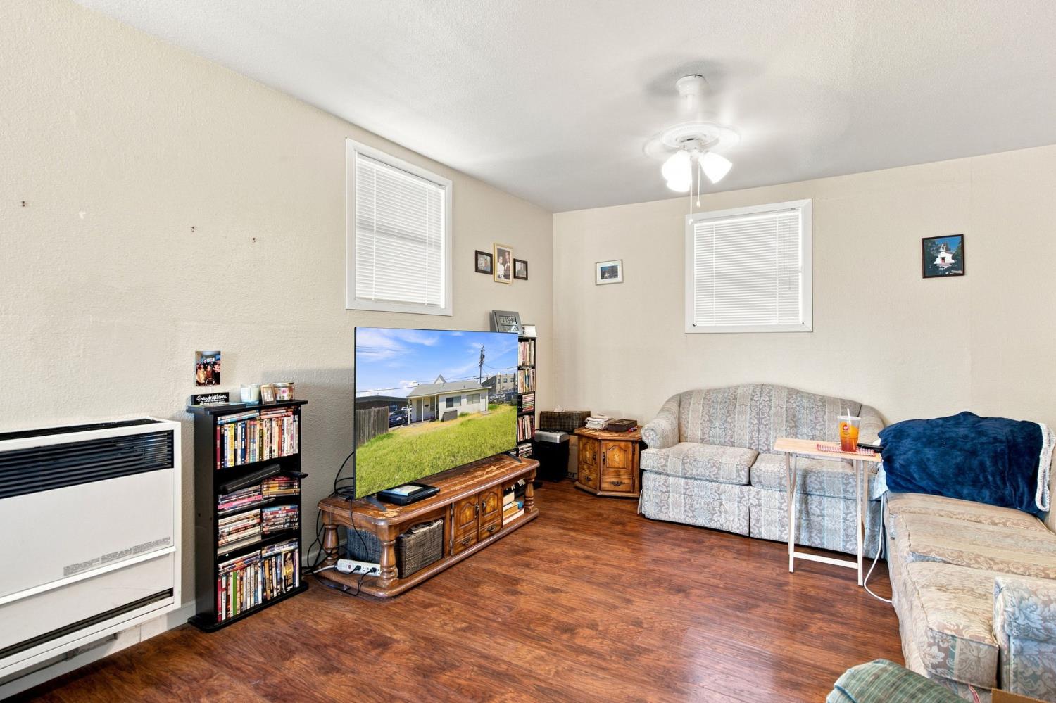 215 W 1st St, Ripon, CA 95366