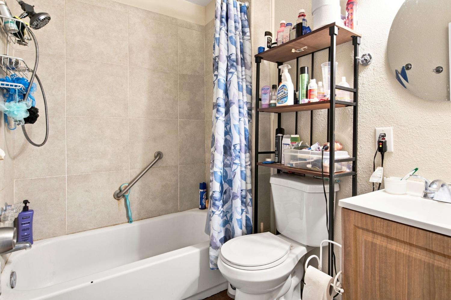 215 W 1st St, Ripon, CA 95366