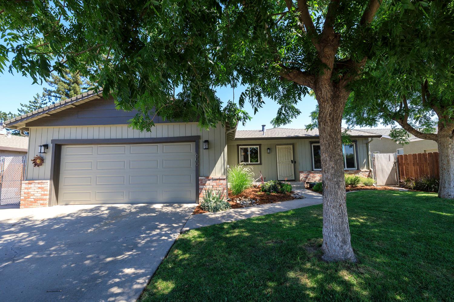 600 Zinfandel Dr, Escalon, CA 95320