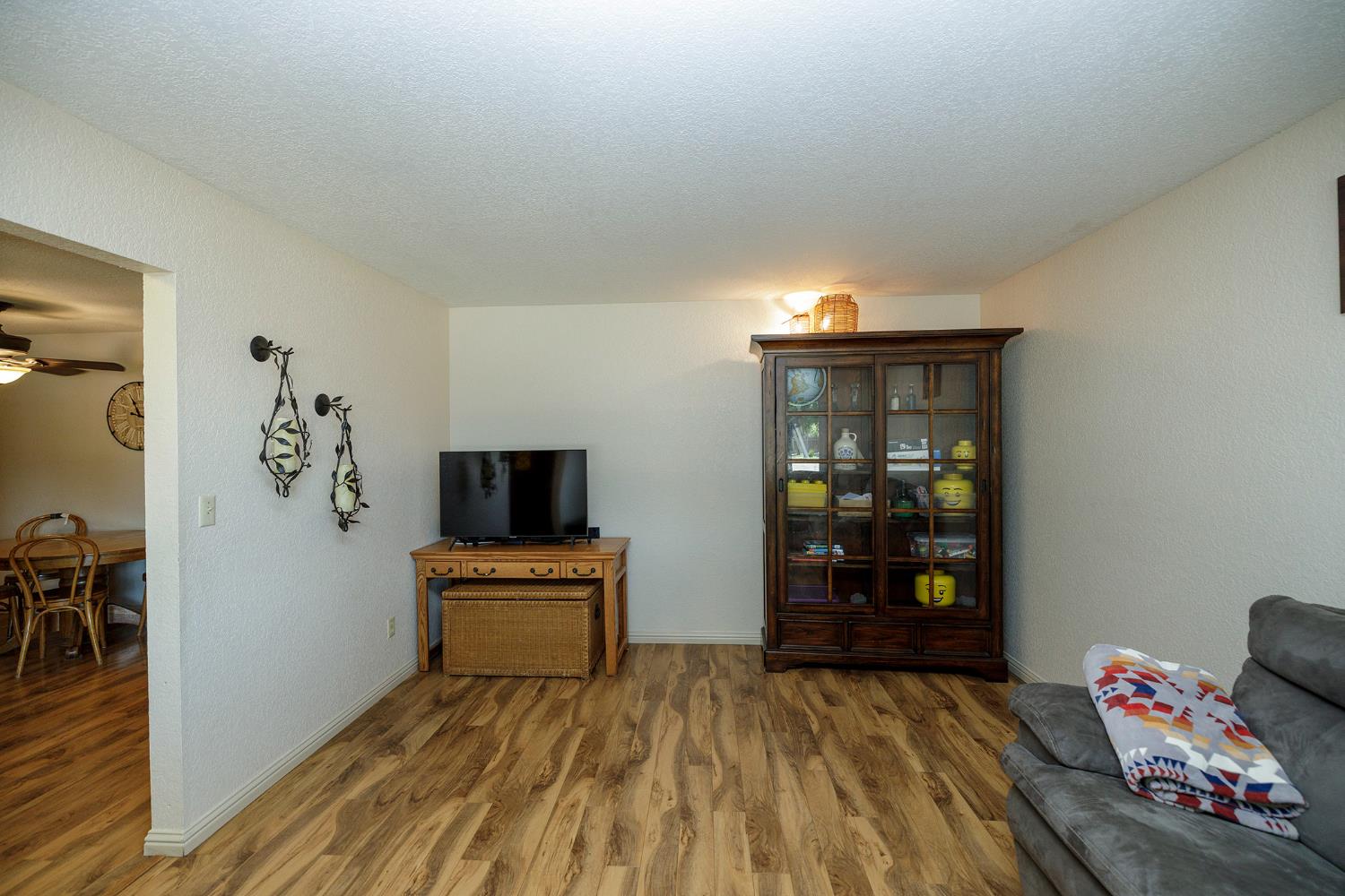 600 Zinfandel Dr, Escalon, CA 95320
