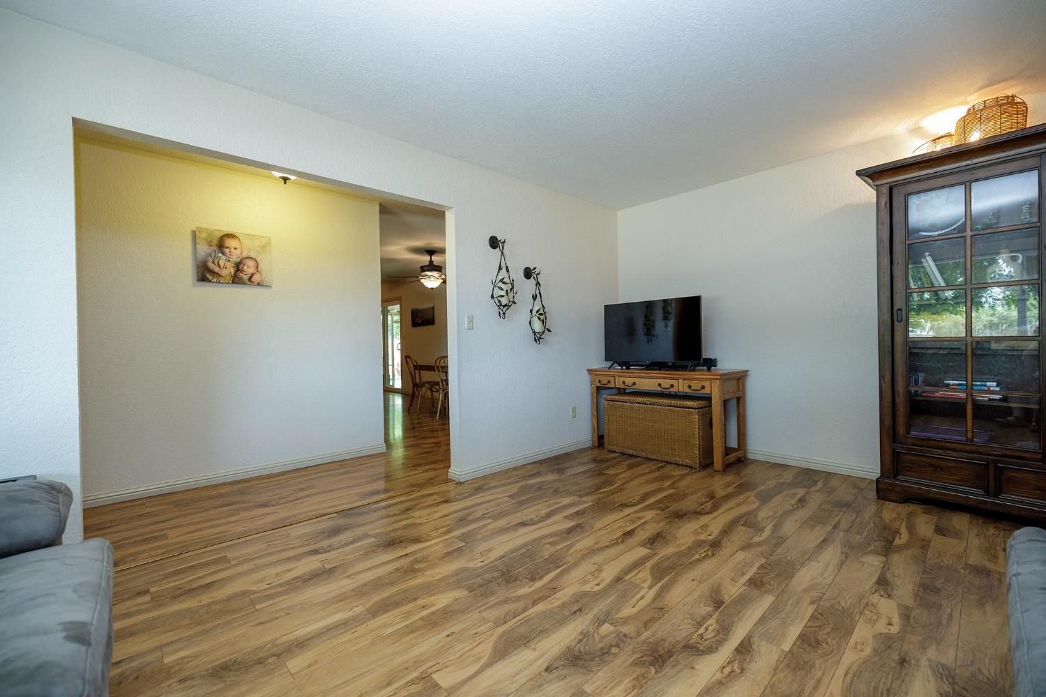 600 Zinfandel Dr, Escalon, CA 95320