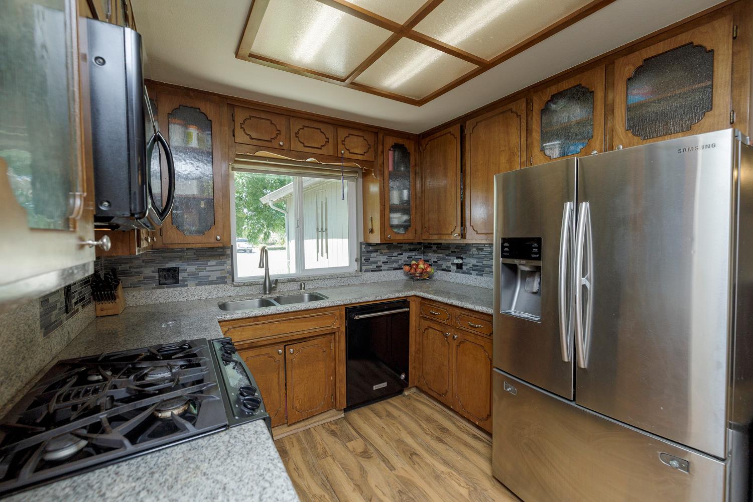 600 Zinfandel Dr, Escalon, CA 95320