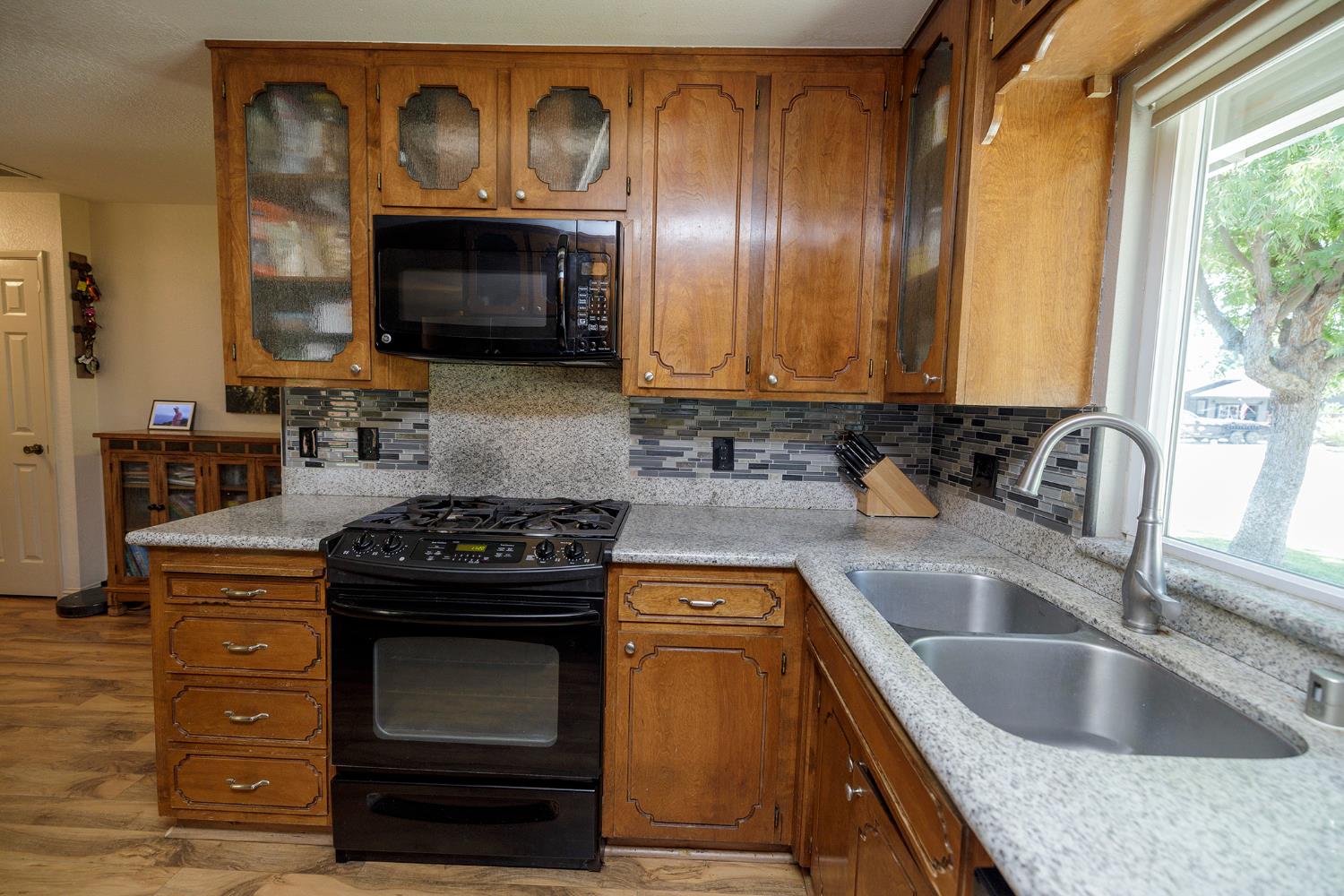 600 Zinfandel Dr, Escalon, CA 95320